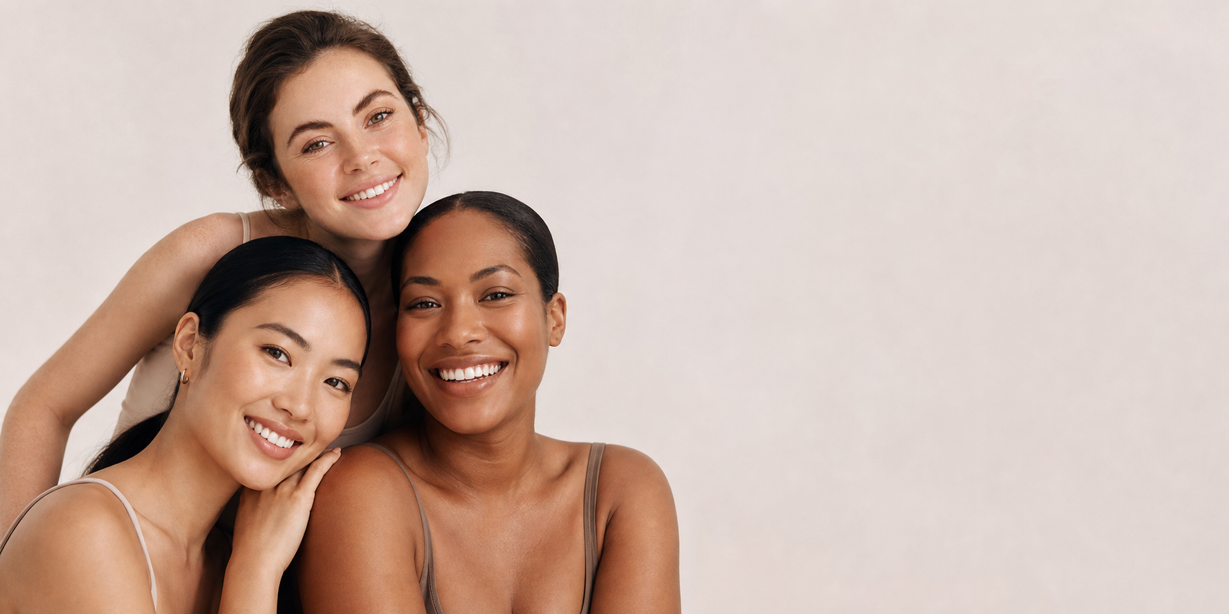 Trois patientes souriantes pour presenter les services Medisalus